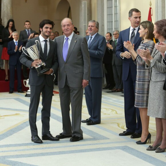 Le roi Juan Carlos Ier, le roi Felipe VI, la reine Letizia, la reine Sofia, Carlos Sainz Jr. Le roi Felipe VI et la reine Letizia, avec le roi Juan Carlos Ier et la reine Sofia, remettaient le 17 novembre 2015 au palais royal du Pardo les Prix nationaux du Sport 2014.
