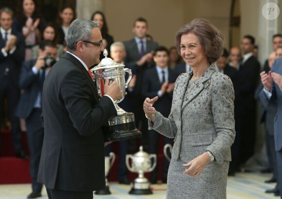 La reine Sofia et le directeur de Coca-Cola Espagne et Portugal. Le roi Felipe VI et la reine Letizia, avec le roi Juan Carlos Ier et la reine Sofia, remettaient le 17 novembre 2015 au palais royal du Pardo les Prix nationaux du Sport 2014.