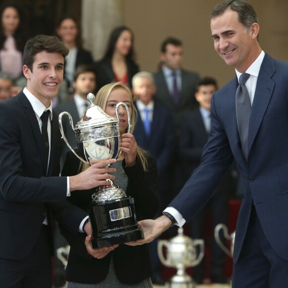 Le roi Felipe IV, Alex Marquez. Le roi Felipe VI et la reine Letizia, avec le roi Juan Carlos Ier et la reine Sofia, remettaient le 17 novembre 2015 au palais royal du Pardo les Prix nationaux du Sport 2014.