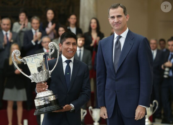 Le roi Felipe VI et Nairo Quintana. Le roi Felipe VI et la reine Letizia, avec le roi Juan Carlos Ier et la reine Sofia, remettaient le 17 novembre 2015 au palais royal du Pardo les Prix nationaux du Sport 2014.