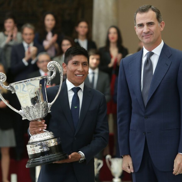 Le roi Felipe VI et Nairo Quintana. Le roi Felipe VI et la reine Letizia, avec le roi Juan Carlos Ier et la reine Sofia, remettaient le 17 novembre 2015 au palais royal du Pardo les Prix nationaux du Sport 2014.