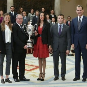 Le roi Felipe VI et la reine Letizia, avec le roi Juan Carlos Ier et la reine Sofia, remettaient le 17 novembre 2015 au palais royal du Pardo les Prix nationaux du Sport 2014.