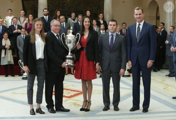 Le roi Felipe VI et la reine Letizia, avec le roi Juan Carlos Ier et la reine Sofia, remettaient le 17 novembre 2015 au palais royal du Pardo les Prix nationaux du Sport 2014.