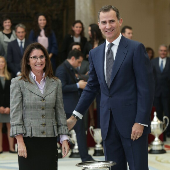 Le roi Felipe VI et la reine Letizia d'Espagne, avec le roi Juan Carlos Ier et la reine Sofia, remettaient le 17 novembre 2015 au palais royal du Pardo les Prix nationaux du Sport 2014.