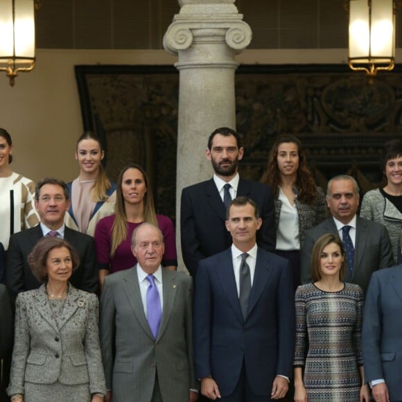 Le roi Felipe VI et la reine Letizia d'Espagne, avec le roi Juan Carlos Ier et la reine Sofia, remettaient le 17 novembre 2015 au palais royal du Pardo les Prix nationaux du Sport 2014.