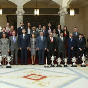 Le roi Felipe VI et la reine Letizia d'Espagne, avec le roi Juan Carlos Ier et la reine Sofia, remettaient le 17 novembre 2015 au palais royal du Pardo les Prix nationaux du Sport 2014.