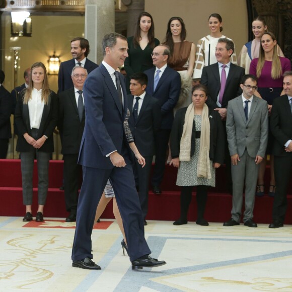 Le roi Felipe VI et la reine Letizia d'Espagne, avec le roi Juan Carlos Ier et la reine Sofia, remettaient le 17 novembre 2015 au palais royal du Pardo les Prix nationaux du Sport 2014.