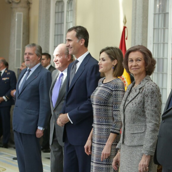 Le roi Felipe VI et la reine Letizia d'Espagne, avec le roi Juan Carlos Ier et la reine Sofia, remettaient le 17 novembre 2015 au palais royal du Pardo les Prix nationaux du Sport 2014.