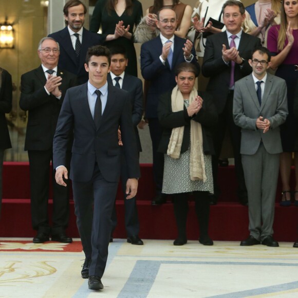 Le roi Felipe VI et la reine Letizia d'Espagne, avec le roi Juan Carlos Ier et la reine Sofia, remettaient le 17 novembre 2015 au palais royal du Pardo les Prix nationaux du Sport 2014.