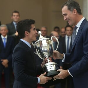 Le roi Felipe VI et la reine Letizia d'Espagne, avec le roi Juan Carlos Ier et la reine Sofia, remettaient le 17 novembre 2015 au palais royal du Pardo les Prix nationaux du Sport 2014.