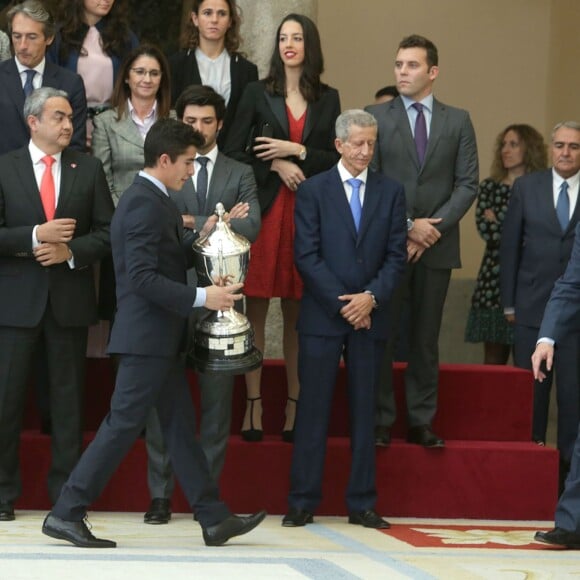 Le roi Felipe VI et la reine Letizia d'Espagne, avec le roi Juan Carlos Ier et la reine Sofia, remettaient le 17 novembre 2015 au palais royal du Pardo les Prix nationaux du Sport 2014.