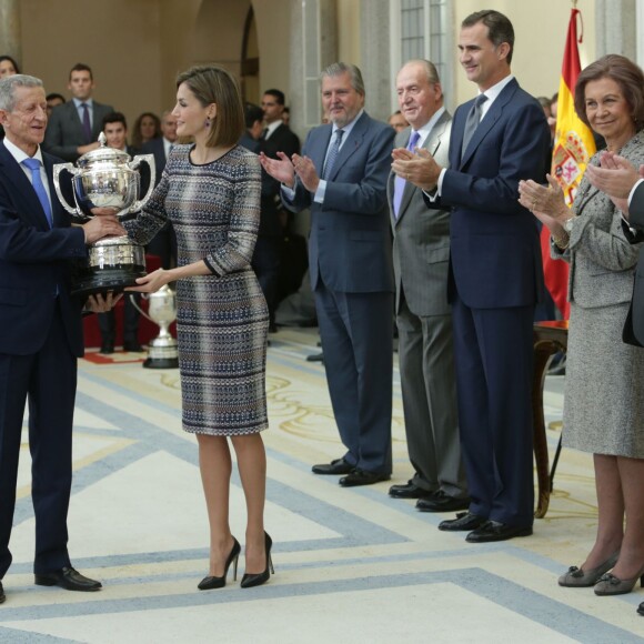 Le roi Felipe VI et la reine Letizia d'Espagne, avec le roi Juan Carlos Ier et la reine Sofia, remettaient le 17 novembre 2015 au palais royal du Pardo les Prix nationaux du Sport 2014.