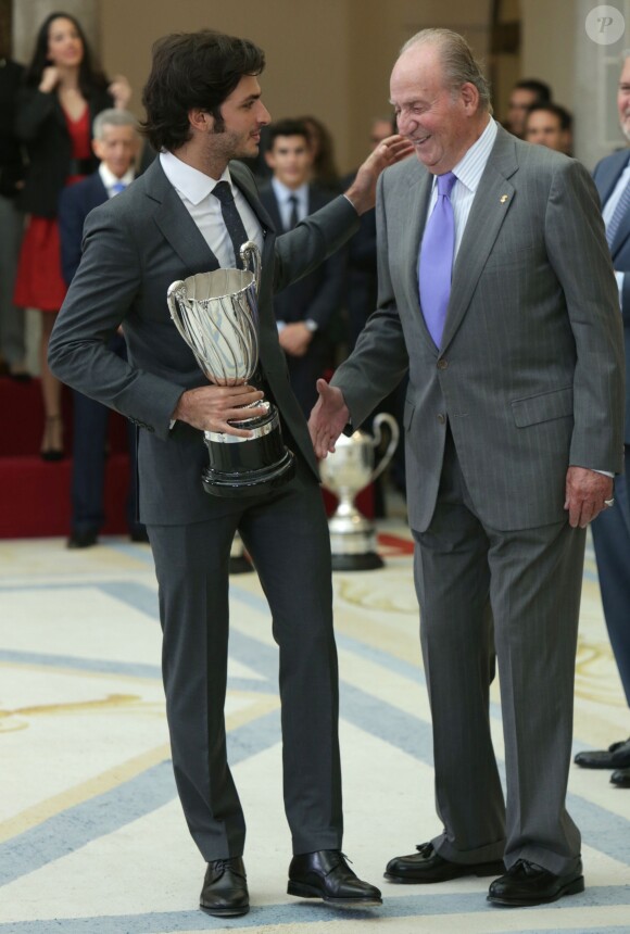Le jeune pilote Carlos Sainz Jr. a eu un échange très chaleureux avec le roi Juan Carlos Ier. Le roi Felipe VI et la reine Letizia d'Espagne, avec le roi Juan Carlos Ier et la reine Sofia, remettaient le 17 novembre 2015 au palais royal du Pardo les Prix nationaux du Sport 2014.