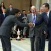 Carlos Sainz Jr. remercie le couple royal. Le roi Felipe VI et la reine Letizia d'Espagne, avec le roi Juan Carlos Ier et la reine Sofia, remettaient le 17 novembre 2015 au palais royal du Pardo les Prix nationaux du Sport 2014.