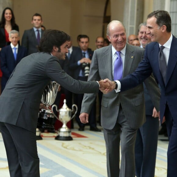 Carlos Sainz Jr. remercie le couple royal. Le roi Felipe VI et la reine Letizia d'Espagne, avec le roi Juan Carlos Ier et la reine Sofia, remettaient le 17 novembre 2015 au palais royal du Pardo les Prix nationaux du Sport 2014.