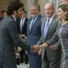 Carlos Sainz Jr. remercie le couple royal. Le roi Felipe VI et la reine Letizia d'Espagne, avec le roi Juan Carlos Ier et la reine Sofia, remettaient le 17 novembre 2015 au palais royal du Pardo les Prix nationaux du Sport 2014.