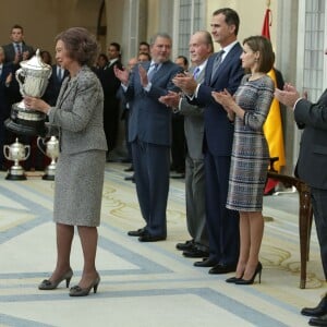 Le roi Felipe VI et la reine Letizia d'Espagne, avec le roi Juan Carlos Ier et la reine Sofia, remettaient le 17 novembre 2015 au palais royal du Pardo les Prix nationaux du Sport 2014.