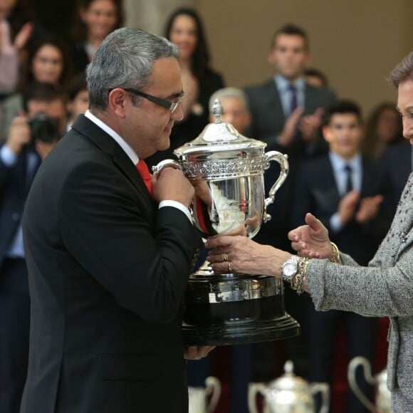 Le roi Felipe VI et la reine Letizia d'Espagne, avec le roi Juan Carlos Ier et la reine Sofia, remettaient le 17 novembre 2015 au palais royal du Pardo les Prix nationaux du Sport 2014.