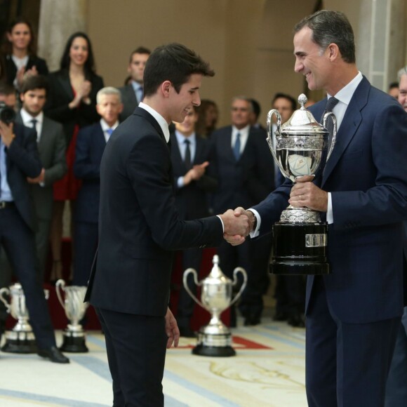 Le roi Felipe VI et la reine Letizia d'Espagne, avec le roi Juan Carlos Ier et la reine Sofia, remettaient le 17 novembre 2015 au palais royal du Pardo les Prix nationaux du Sport 2014.