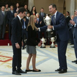 Le roi Felipe VI (avec Alex Marquez et Aina Colom) et la reine Letizia d'Espagne, avec le roi Juan Carlos Ier et la reine Sofia, remettaient le 17 novembre 2015 au palais royal du Pardo les Prix nationaux du Sport 2014.
