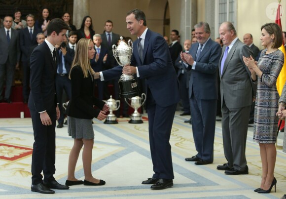 Le roi Felipe VI (avec Alex Marquez et Aina Colom) et la reine Letizia d'Espagne, avec le roi Juan Carlos Ier et la reine Sofia, remettaient le 17 novembre 2015 au palais royal du Pardo les Prix nationaux du Sport 2014.