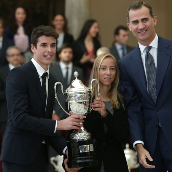 Le roi Felipe VI (avec Alex Marquez et Aina Colom) et la reine Letizia d'Espagne, avec le roi Juan Carlos Ier et la reine Sofia, remettaient le 17 novembre 2015 au palais royal du Pardo les Prix nationaux du Sport 2014.