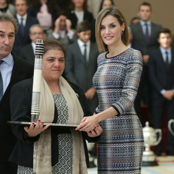 Le roi Felipe VI et la reine Letizia d'Espagne (ici avec les représentants de Specialhockey+), avec le roi Juan Carlos Ier et la reine Sofia, remettaient le 17 novembre 2015 au palais royal du Pardo les Prix nationaux du Sport 2014.