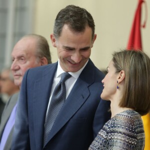 Le roi Felipe VI et la reine Letizia d'Espagne, avec le roi Juan Carlos Ier et la reine Sofia, remettaient le 17 novembre 2015 au palais royal du Pardo les Prix nationaux du Sport 2014.