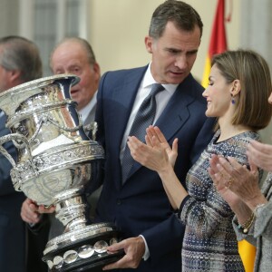 Le roi Felipe VI et la reine Letizia d'Espagne, avec le roi Juan Carlos Ier et la reine Sofia, remettaient le 17 novembre 2015 au palais royal du Pardo les Prix nationaux du Sport 2014.