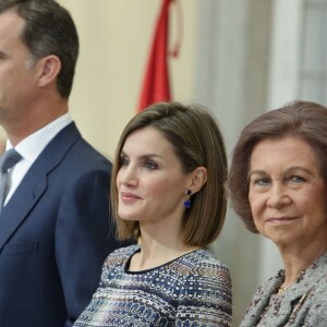 Le roi Felipe VI et la reine Letizia d'Espagne, avec le roi Juan Carlos Ier et la reine Sofia, remettaient le 17 novembre 2015 au palais royal du Pardo les Prix nationaux du Sport 2014.