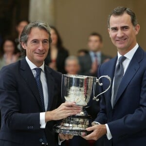 Le roi Felipe VI et la reine Letizia d'Espagne, avec le roi Juan Carlos Ier et la reine Sofia, remettaient le 17 novembre 2015 au palais royal du Pardo les Prix nationaux du Sport 2014.