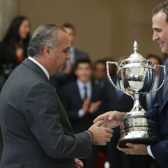 Le roi Felipe VI et la reine Letizia d'Espagne, avec le roi Juan Carlos Ier et la reine Sofia, remettaient le 17 novembre 2015 au palais royal du Pardo les Prix nationaux du Sport 2014.