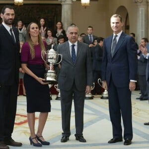 Le roi Felipe VI et la reine Letizia d'Espagne, avec le roi Juan Carlos Ier et la reine Sofia, remettaient le 17 novembre 2015 au palais royal du Pardo les Prix nationaux du Sport 2014.