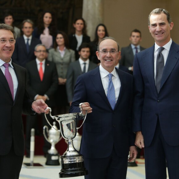 Le roi Felipe VI et la reine Letizia d'Espagne, avec le roi Juan Carlos Ier et la reine Sofia, remettaient le 17 novembre 2015 au palais royal du Pardo les Prix nationaux du Sport 2014.