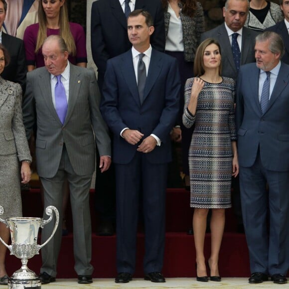 Le roi Felipe VI et la reine Letizia d'Espagne, avec le roi Juan Carlos Ier et la reine Sofia, remettaient le 17 novembre 2015 au palais royal du Pardo les Prix nationaux du Sport 2014.