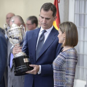 Le roi Felipe VI et la reine Letizia, avec le roi Juan Carlos Ier et la reine Sofia, ont remis le 17 novembre 2015 au palais royal du Pardo les Prix nationaux du Sport 2014.