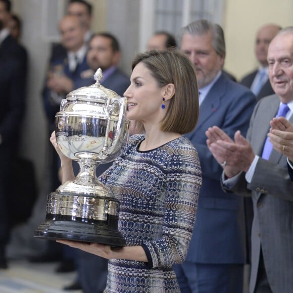 Le roi Felipe VI et la reine Letizia, avec le roi Juan Carlos Ier et la reine Sofia, ont remis le 17 novembre 2015 au palais royal du Pardo les Prix nationaux du Sport 2014.