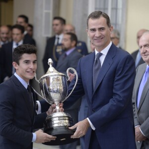 Le roi Felipe VI (ici avec le jeune pilote moto Alex Marquez) et la reine Letizia, avec le roi Juan Carlos Ier et la reine Sofia, ont remis le 17 novembre 2015 au palais royal du Pardo les Prix nationaux du Sport 2014.