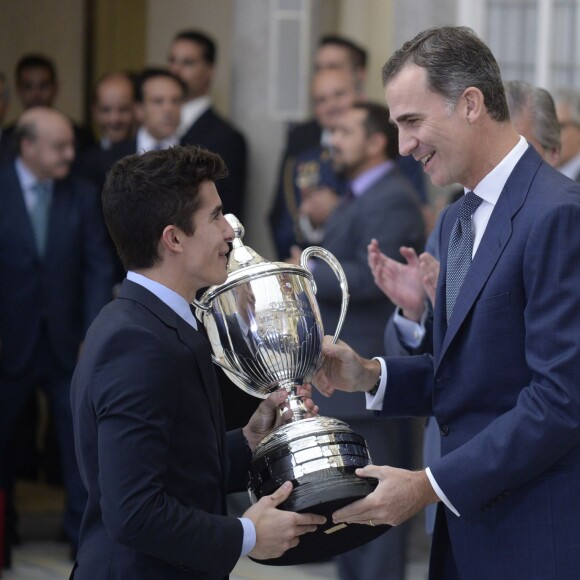 Le roi Felipe VI (ici avec le jeune pilote moto Alex Marquez) et la reine Letizia, avec le roi Juan Carlos Ier et la reine Sofia, ont remis le 17 novembre 2015 au palais royal du Pardo les Prix nationaux du Sport 2014.