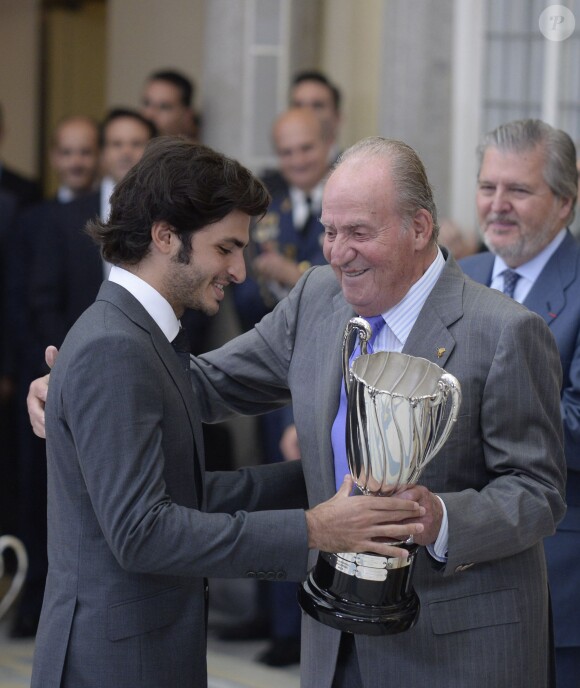 Marc Marquez avec le roi Juan Carlos Ier, visiblement ravi. Le roi Felipe VI et la reine Letizia, avec le roi Juan Carlos Ier et la reine Sofia, ont remis le 17 novembre 2015 au palais royal du Pardo les Prix nationaux du Sport 2014.