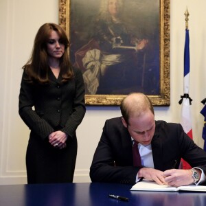 Le prince William et la duchesse Catherine de Cambridge ont signé dans l'après-midi du 17 novembre 2015 à l'ambassade de France à Londres le registre de condoléances ouvert suite aux attentats terroristes qui ont fait 129 morts à Paris le 13 novembre.