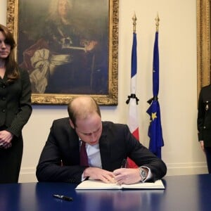 Le prince William et la duchesse Catherine de Cambridge ont signé dans l'après-midi du 17 novembre 2015 à l'ambassade de France à Londres le registre de condoléances ouvert suite aux attentats terroristes qui ont fait 129 morts à Paris le 13 novembre.