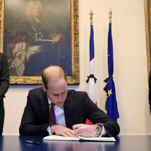 Le prince William et la duchesse Catherine de Cambridge ont signé dans l'après-midi du 17 novembre 2015 à l'ambassade de France à Londres le registre de condoléances ouvert suite aux attentats terroristes qui ont fait 129 morts à Paris le 13 novembre.