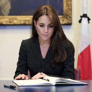 Le prince William et la duchesse Catherine de Cambridge ont signé dans l'après-midi du 17 novembre 2015 à l'ambassade de France à Londres le registre de condoléances ouvert suite aux attentats terroristes qui ont fait 129 morts à Paris le 13 novembre.