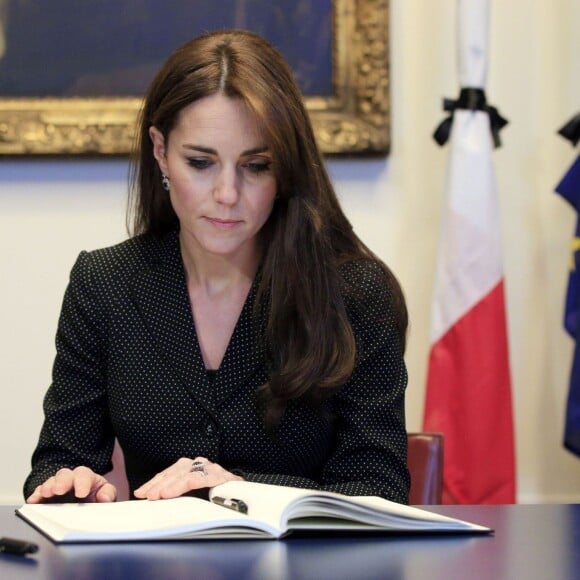 Le prince William et la duchesse Catherine de Cambridge ont signé dans l'après-midi du 17 novembre 2015 à l'ambassade de France à Londres le registre de condoléances ouvert suite aux attentats terroristes qui ont fait 129 morts à Paris le 13 novembre.