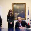 Le prince William et la duchesse Catherine de Cambridge ont signé dans l'après-midi du 17 novembre 2015 à l'ambassade de France à Londres le registre de condoléances ouvert suite aux attentats terroristes qui ont fait 129 morts à Paris le 13 novembre.