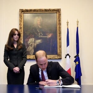 Le prince William et la duchesse Catherine de Cambridge ont signé dans l'après-midi du 17 novembre 2015 à l'ambassade de France à Londres le registre de condoléances ouvert suite aux attentats terroristes qui ont fait 129 morts à Paris le 13 novembre.