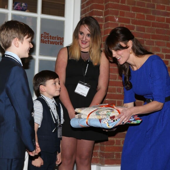 Kate Middleton, duchesse de Cambridge, prenait part le 17 novembre 2015 au gala annuel des Fostering Excellence Awards décernés par l'association The Fostering Network, à Londres, vêtue d'une robe Saloni.