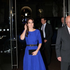 Kate Middleton, duchesse de Cambridge, prenait part le 17 novembre 2015 au gala annuel des Fostering Excellence Awards décernés par l'association The Fostering Network, à Londres, vêtue d'une robe Saloni.