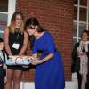 Kate Middleton, duchesse de Cambridge, prenait part le 17 novembre 2015 au gala annuel des Fostering Excellence Awards décernés par l'association The Fostering Network, à Londres, vêtue d'une robe Saloni.